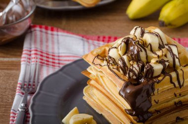 Waffle muz, fındık ve çikolata ile