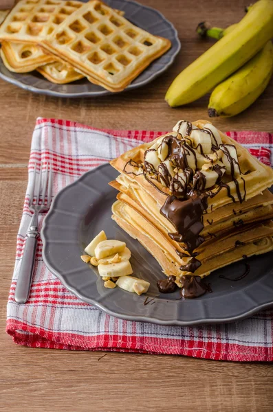Вафлі з бананами, горіхами та шоколадом — стокове фото