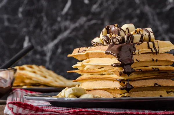 Waffles com bananas, nozes e chocolate — Fotografia de Stock