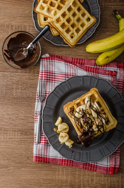 Waffles com bananas, nozes e chocolate — Fotografia de Stock