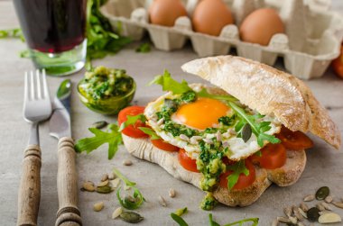 Ciabatta kızarmış yumurta, domates ve pesto ile