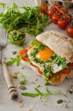 Ciabatta kızarmış yumurta, domates ve pesto ile