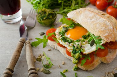 Ciabatta kızarmış yumurta, domates ve pesto ile
