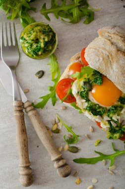 Ciabatta kızarmış yumurta, domates ve pesto ile