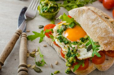 Ciabatta kızarmış yumurta, domates ve pesto ile