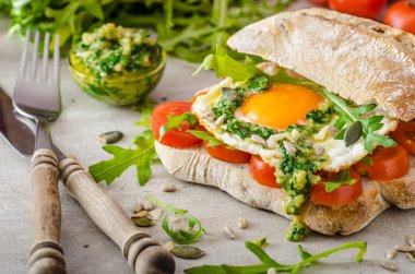 Ciabatta kızarmış yumurta, domates ve pesto ile