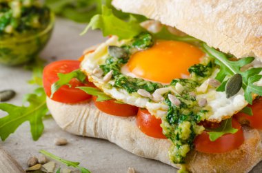 Ciabatta kızarmış yumurta, domates ve pesto ile