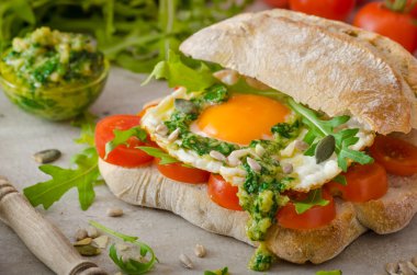 Ciabatta kızarmış yumurta, domates ve pesto ile