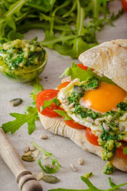 Ciabatta kızarmış yumurta, domates ve pesto ile