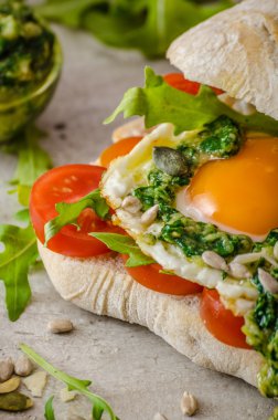 Ciabatta kızarmış yumurta, domates ve pesto ile