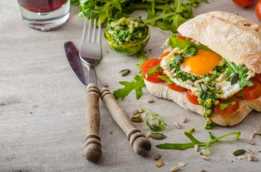Ciabatta kızarmış yumurta, domates ve pesto ile