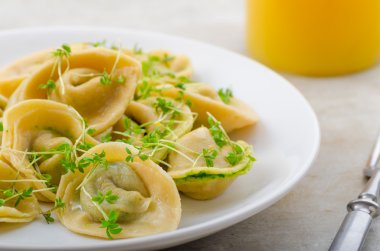 Ispanak pesto ile dolma mantı