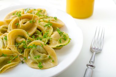 Ispanak pesto ile dolma mantı