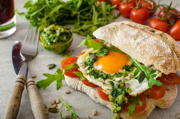 Ciabatta kızarmış yumurta, domates ve pesto ile — Stok fotoğraf
