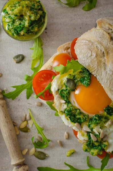 Ciabatta z jajkiem sadzonym, pomidorami i pesto — Zdjęcie stockowe