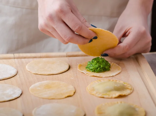 Kocken förbereder ravioli — Stockfoto