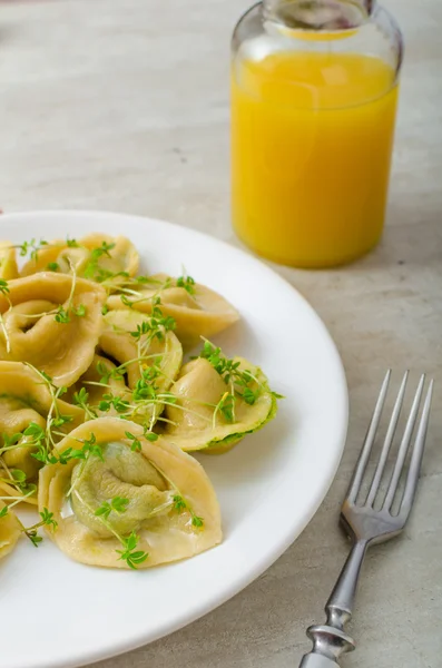 Ravioli gefüllt mit Spinat-Pesto — Stockfoto