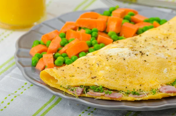 Ham en kaas omelet, gezonde plantaardige — Stockfoto