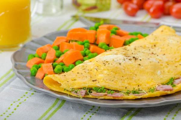 Omelette mit Schinken und Käse, gesundes Gemüse — Stockfoto