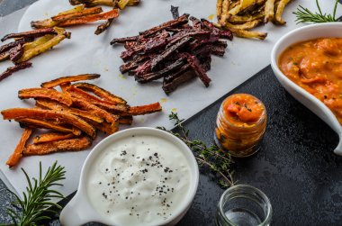 Sağlıklı sebze cips - patates kızartması pancar, kereviz ve havuç