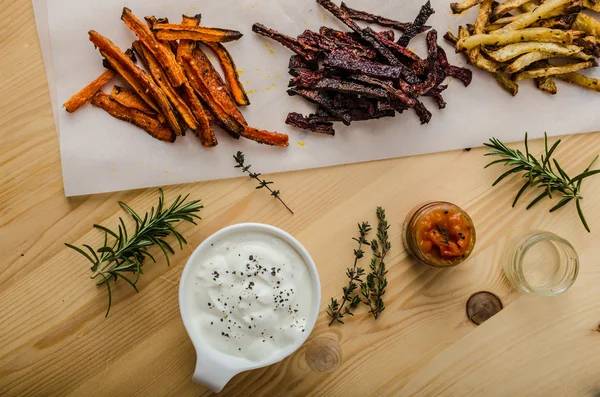 Gezonde plantaardige chips - Franse frietjes suikerbieten, selderij en worteltjes — Stockfoto