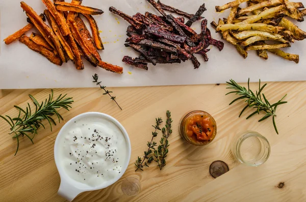 Gesunde Gemüsechips - Pommes Frites Rüben, Sellerie und Karotten — Stockfoto