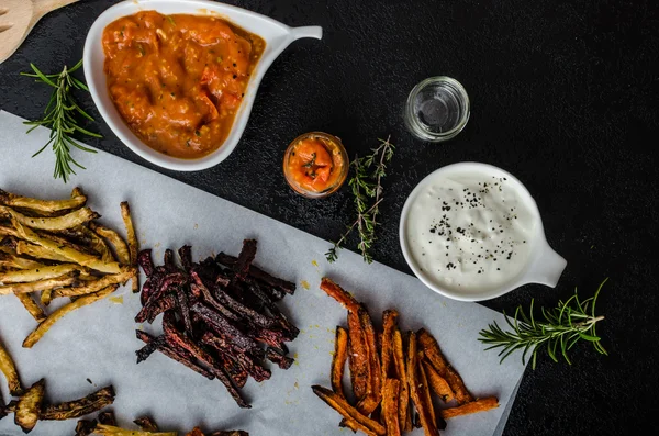 Patatas fritas vegetales saludables - papas fritas remolacha, apio y zanahorias — Foto de Stock