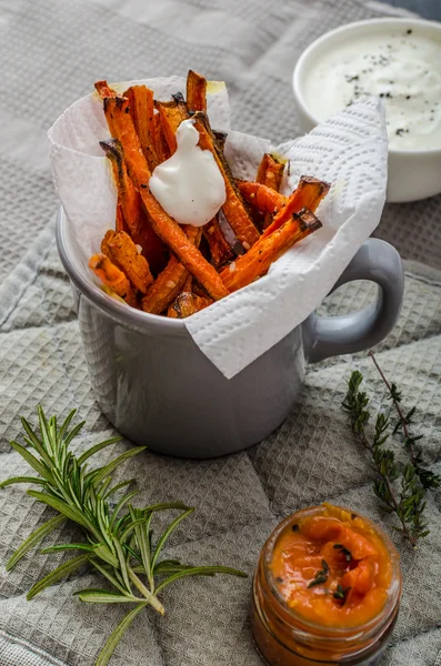 Zdravé zeleninové chipsy - hranolky řepa, celer a mrkev — Stock fotografie