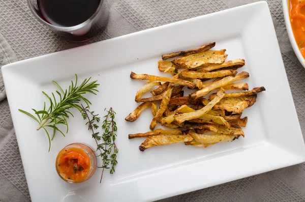 Patatas fritas vegetales saludables - papas fritas remolacha, apio y zanahorias —  Fotos de Stock