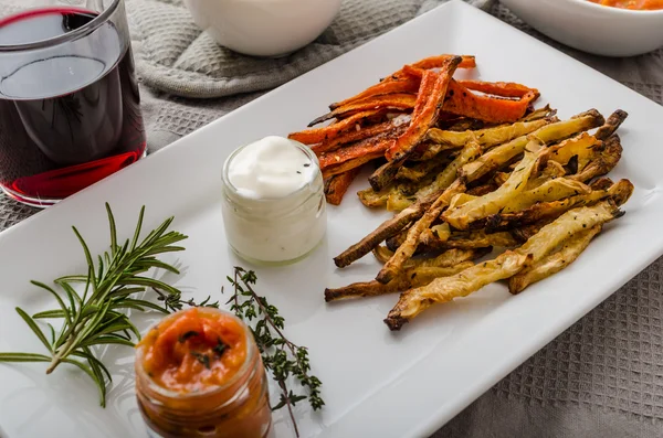 Gesunde Gemüsechips - Pommes Frites Rüben, Sellerie und Karotten — Stockfoto