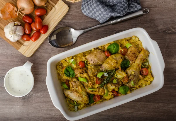 Cuartos de pollo asado con verduras al curry — Foto de Stock