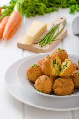 Ev yapımı patates kroket parmesan ve Frenk soğanı