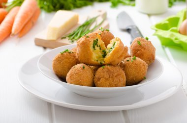 Ev yapımı patates kroket parmesan ve Frenk soğanı