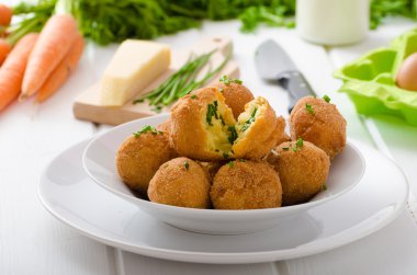 Ev yapımı patates kroket parmesan ve Frenk soğanı