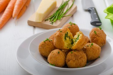 Ev yapımı patates kroket parmesan ve Frenk soğanı