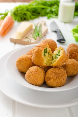 Ev yapımı patates kroket parmesan ve Frenk soğanı