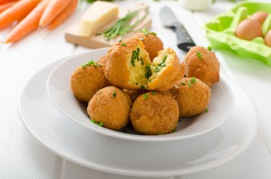 Ev yapımı patates kroket parmesan ve Frenk soğanı