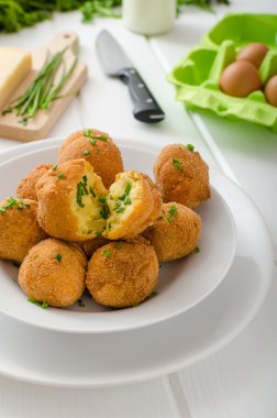 Ev yapımı patates kroket parmesan ve Frenk soğanı