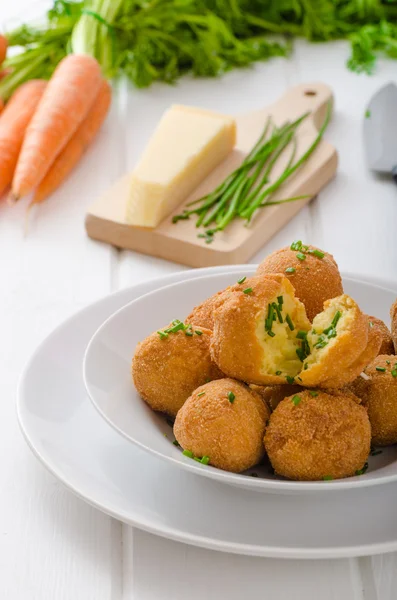 Croquetas de patata caseras con parmesano y cebollino —  Fotos de Stock