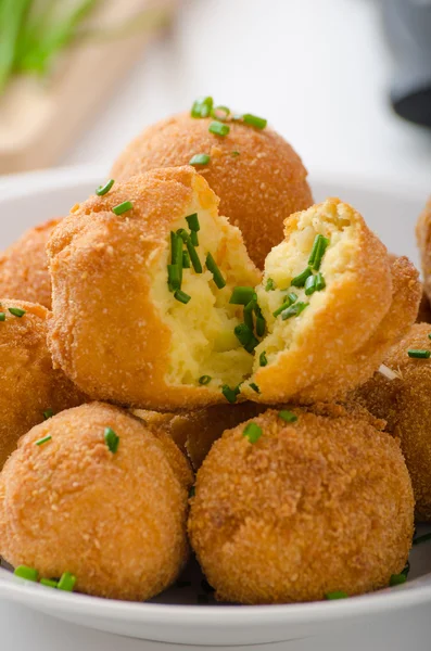 Croquetas de patata caseras con parmesano y cebollino — Foto de Stock