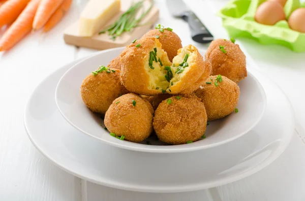 Ev yapımı patates kroket parmesan ve Frenk soğanı