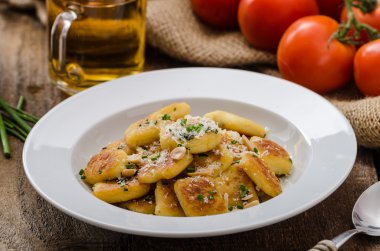 Ev yapımı Patates gnocchi fındık ve parmesan ile