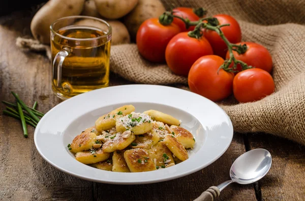 Homemade aardappel gnocchi met noten en Parmezaanse kaas — Stockfoto