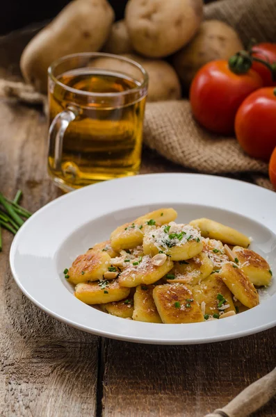 Hausgemachte Kartoffelgnocchi mit Nüssen und Parmesan — Stockfoto