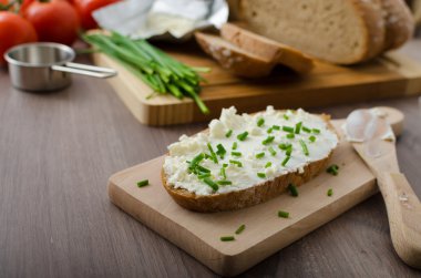 Sağlıklı kahvaltı - ev yapımı bira ekmek peynir, domates ve Frenk soğanı