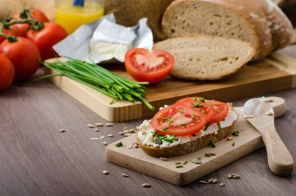 Healthy breakfast - homemade beer bread with cheese, tomatoes and chives — Stock Photo, Image