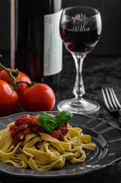Semolina pasta with spicy tomato salsa, garlic and basil — Stock Photo, Image