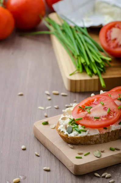 Café da manhã saudável - pão de cerveja caseiro com queijo, tomate e cebolinha — Fotografia de Stock
