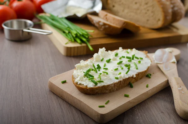 Healthy breakfast - homemade beer bread with cheese, tomatoes and chives — Stock Photo, Image