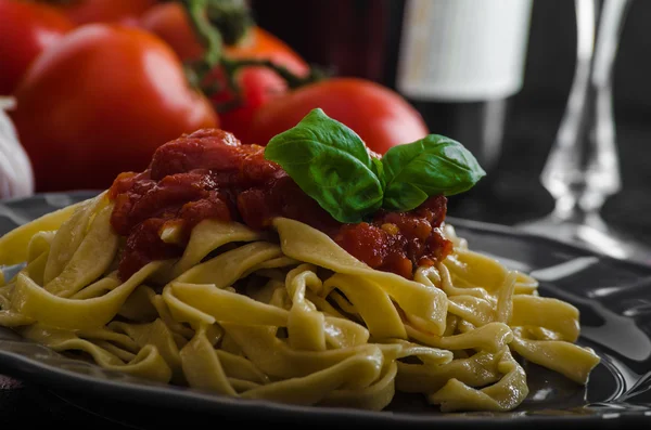 Pasta di semola con salsa di pomodoro piccante, aglio e basilico — Foto Stock